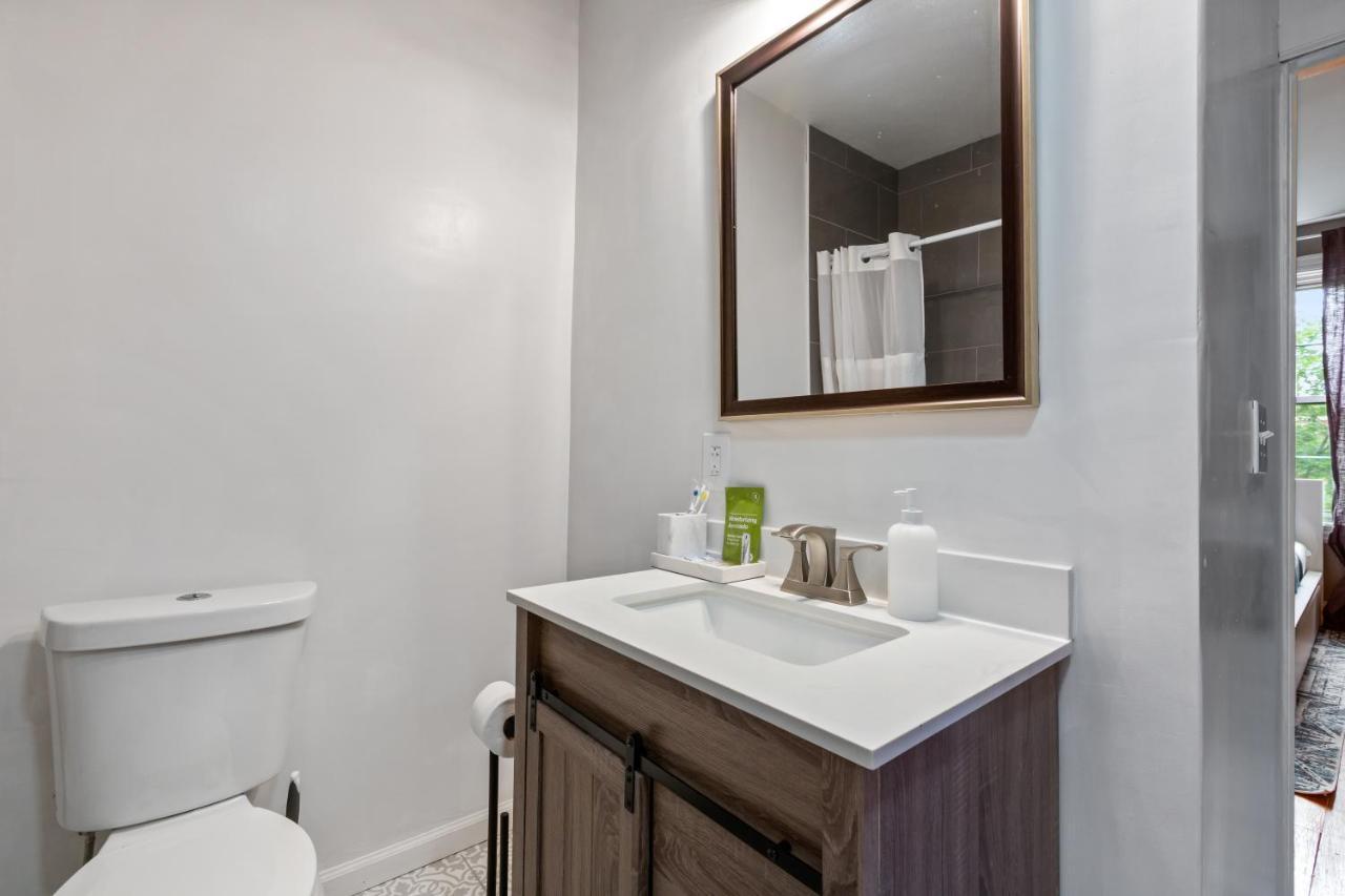 Pristine Townhouse With Rooftop Deck Near Canton! Baltimore Exterior photo